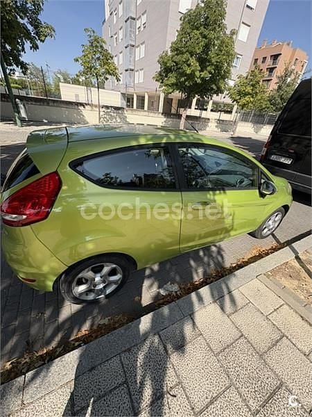 Usado Ford Fiesta Ambiente 68 CV (50 kW) 2009 Verde Utilitario