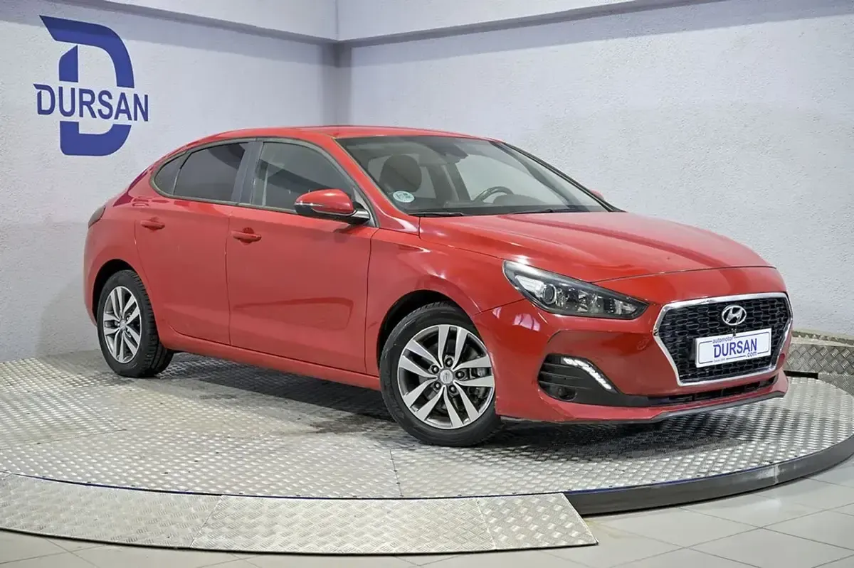 Usado Hyundai i30 120 CV (88 kW) 2020 Rojo Berlina