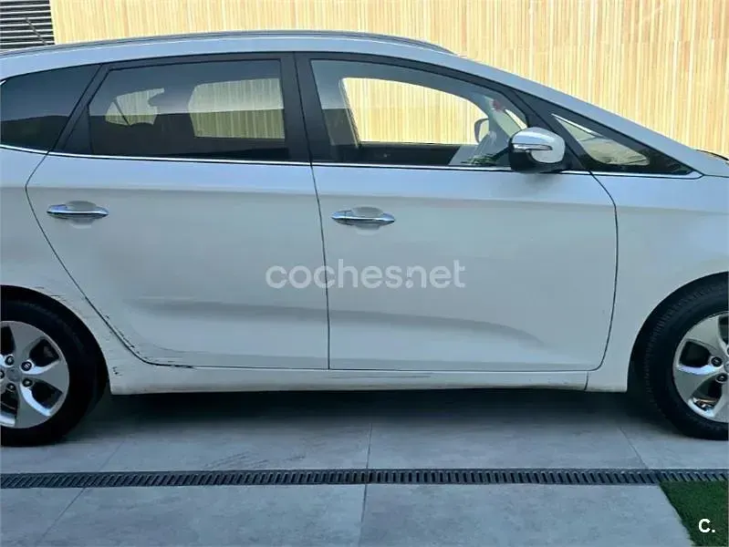 Usado Kia Carens 115 CV (84 kW) 2015 Blanco Monovolumen