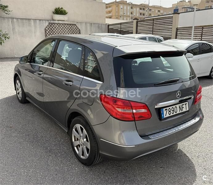 Usado Mercedes B180 109 CV (80 kW) 2012 Gris / plata Monovolumen