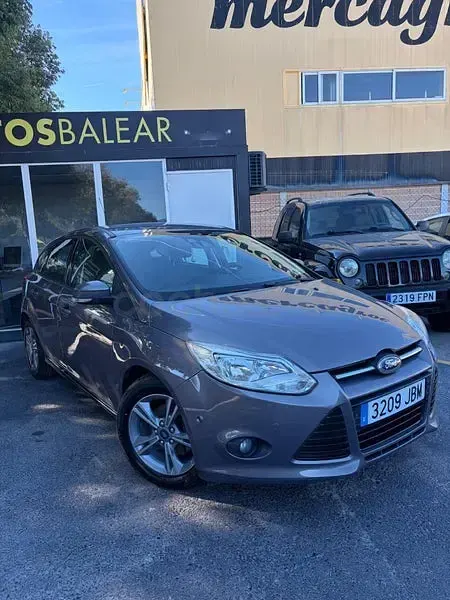 Usado Ford Focus 125 CV (91 kW) 2014 Gris / plata Berlina
