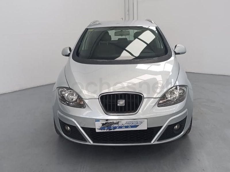 Usado Seat Altea XL Style 105 CV (77 kW) 2010 Gris / plata Monovolumen