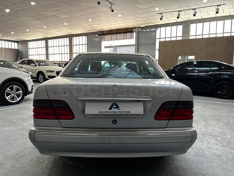 Usado Mercedes E280 Avantgarde 204 CV (150 kW) 2000 Gris / plata Berlina