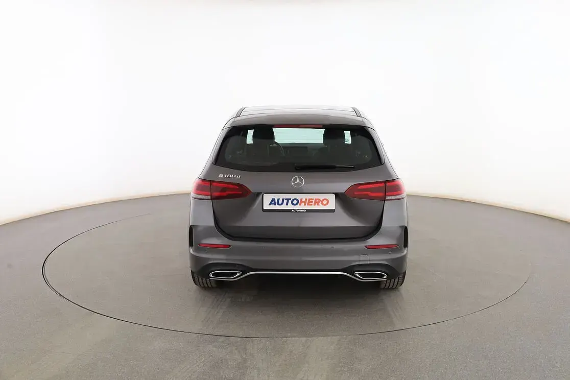 Usado Mercedes B180 AMG line 116 CV (85 kW) 2022 Gris Utilitario