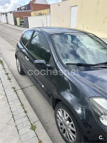 Usado Renault Clio II Dynamique 85 CV (62 kW) 2006 Negro Berlina