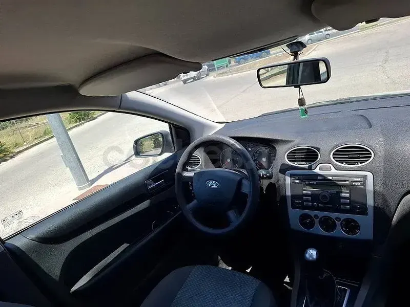 Usado Ford Focus Trend 90 CV (66 kW) 2006 Gris / plata Berlina