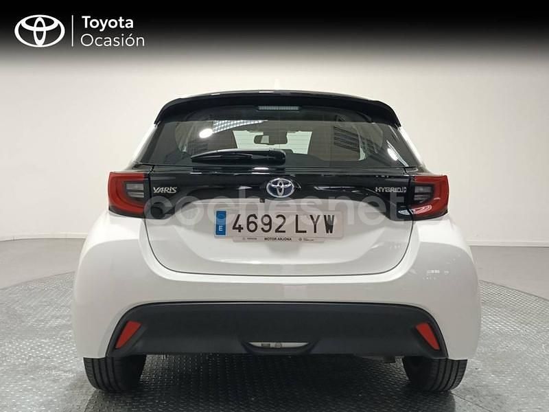 Usado Toyota Yaris Hybrid Active 116 CV (85 kW) 2022 Blanco Berlina