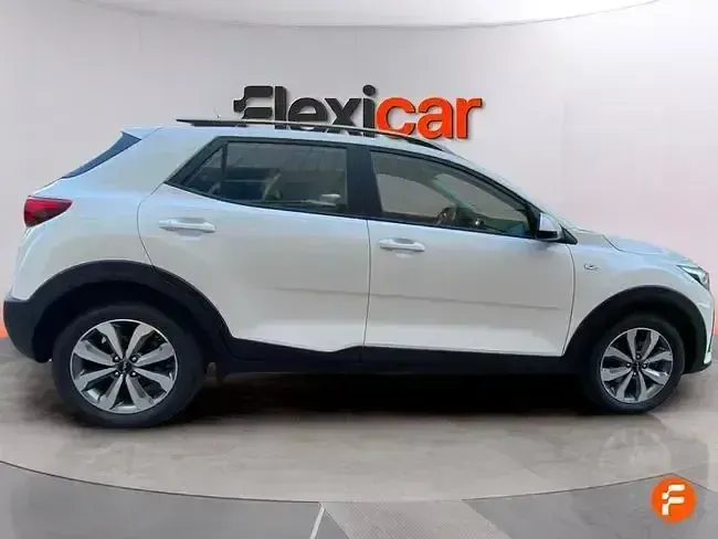 Usado Kia Stonic 84 CV (61 kW) 2022 Blanco SUV