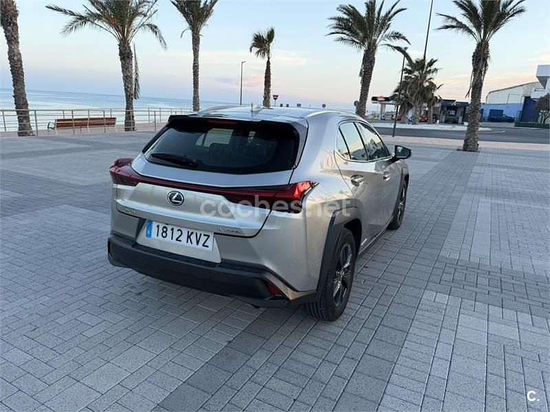 Usado Lexus UX Business Edition 184 CV (135 kW) 2019 Gris / plata SUV