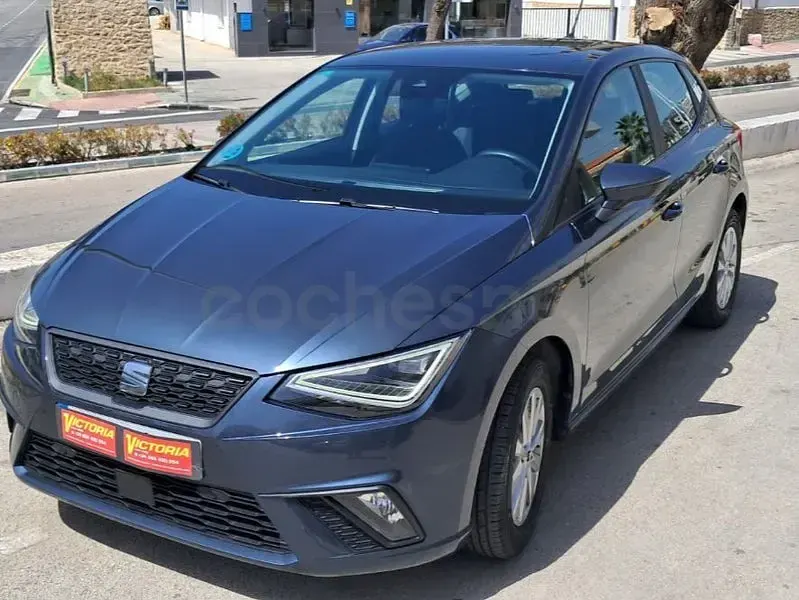 Usado Seat Ibiza Style Plus 80 CV (58 kW) 2022 Gris / plata Utilitario