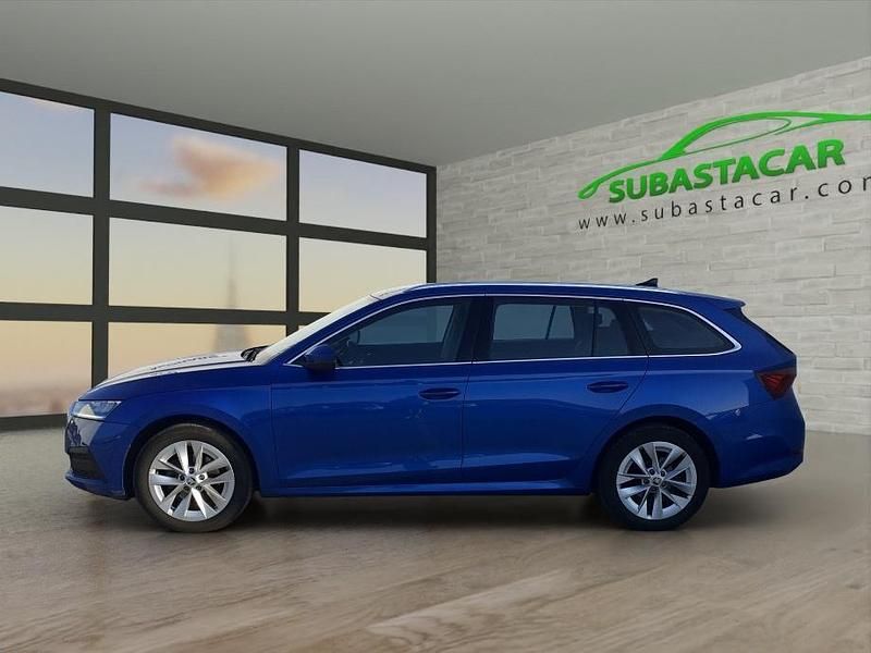 Azul metalizado Usado 2022 Skoda Octavia Ambition Familiar | 19.400 € (Precio justo) - Imagen 1/4