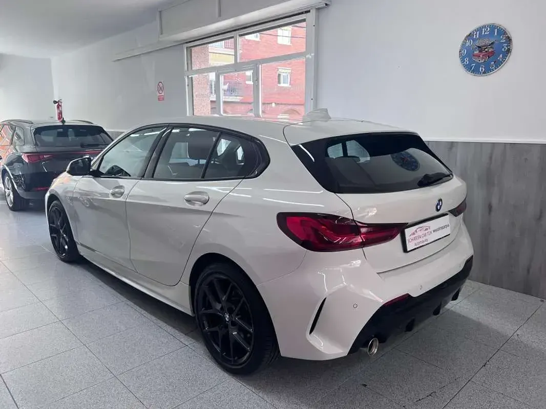 Usado BMW 118 M Sport 136 CV (100 kW) 2023 Blanco Utilitario
