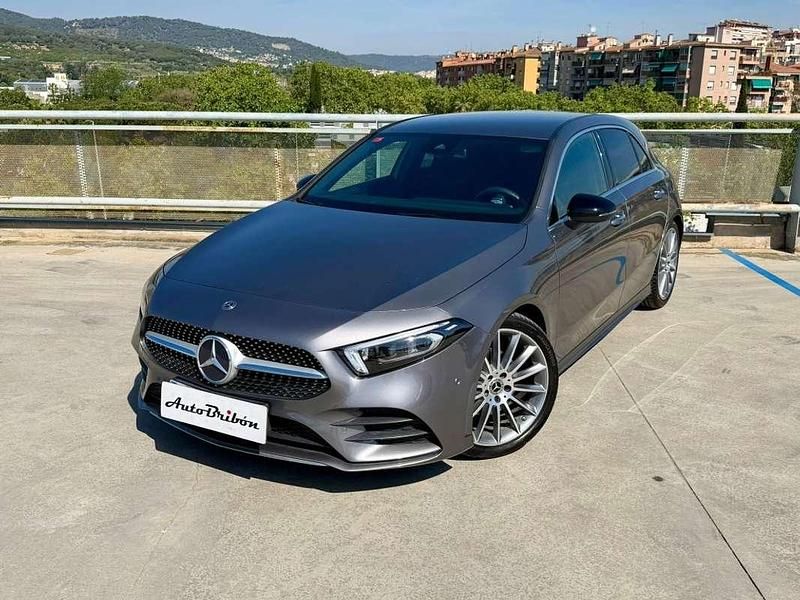 Usado Mercedes A180 116 CV (85 kW) 2019 Gris Utilitario