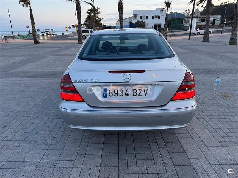 Usado Mercedes E220 Avantgarde 143 CV (105 kW) 2002 Gris / plata Berlina