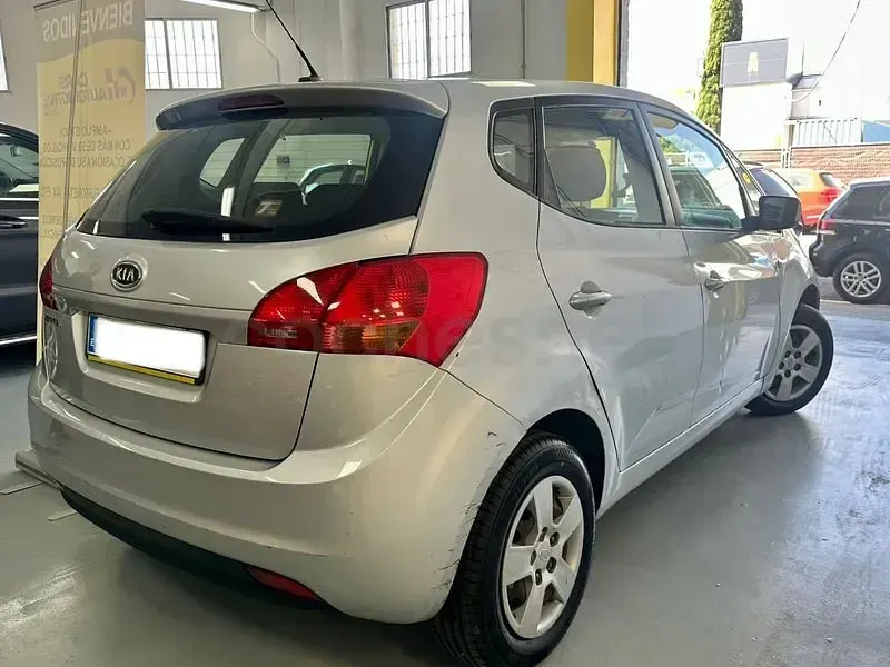 Usado Kia Venga 90 CV (66 kW) 2011 Gris / plata Utilitario