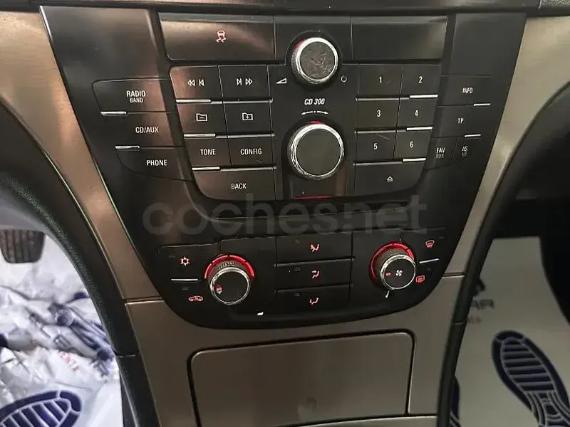 Usado Opel Insignia Essentia 110 CV (80 kW) 2009 Gris / plata Berlina