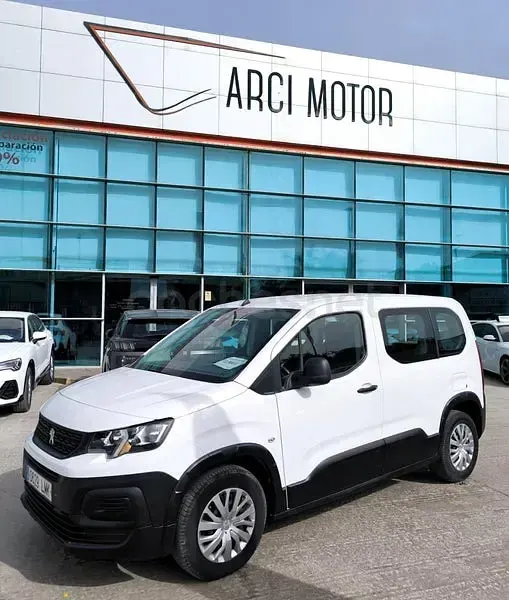 Usado Peugeot Rifter Active 100 CV (73 kW) 2021 Blanco Monovolumen