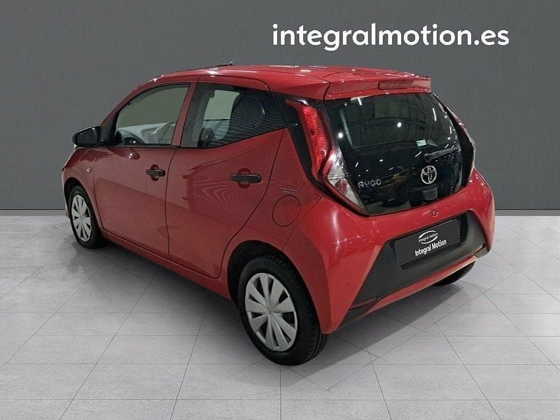 Usado Toyota Aygo X-play 72 CV (52 kW) 2022 Rojo Utilitario