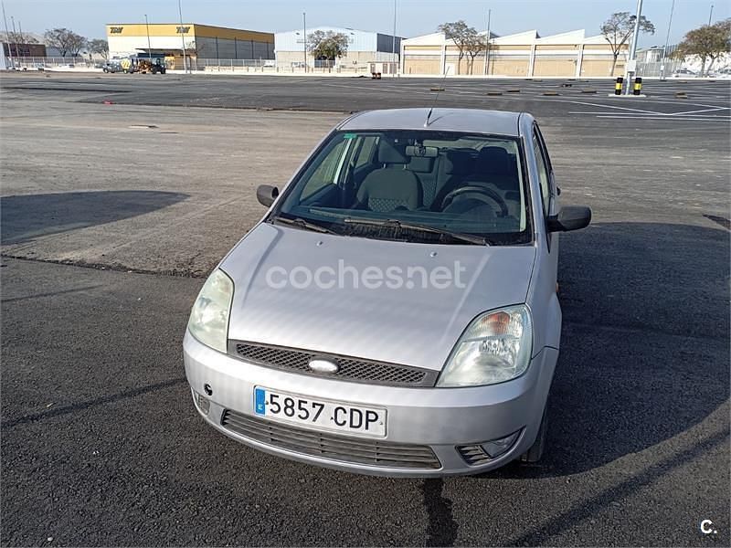 Usado Ford Fiesta Trend 80 CV (58 kW) 2003 Gris / plata Utilitario