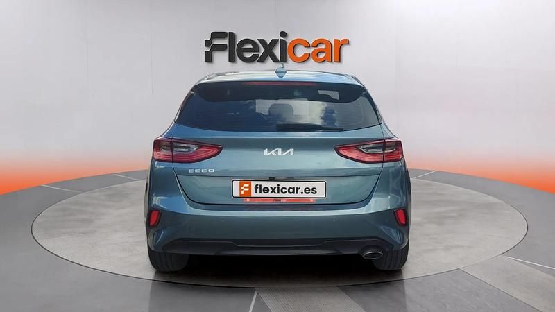 Usado Kia Ceed 101 CV (74 kW) 2022 Verde Utilitario