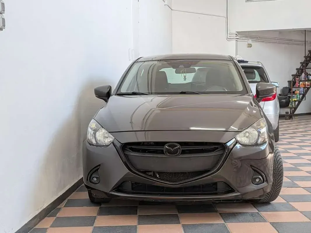 Usado Mazda 2 Luxury 105 CV (77 kW) 2018 Gris Utilitario