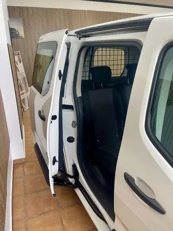 Usado Citroën Berlingo Live 102 CV (75 kW) 2021 Blanco Monovolumen