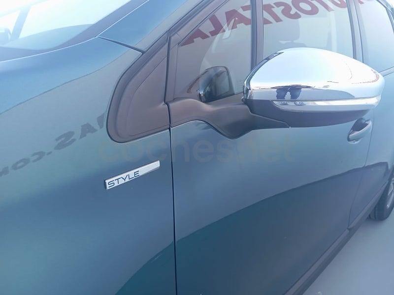 Usado Peugeot 2008 Style 100 CV (73 kW) 2018 Verde SUV