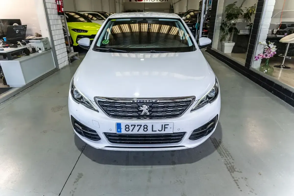 Usado Peugeot 308 Allure 131 CV (96 kW) 2020 Blanco Utilitario