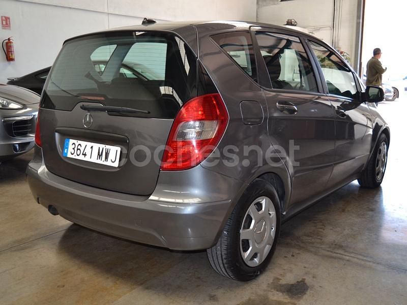 Usado Mercedes A180 Avantgarde 109 CV (80 kW) 2010 Gris / plata Monovolumen