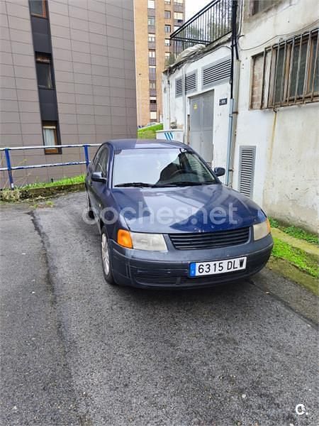 Azul Usado 1997 VW Passat Comfortline Berlina | 2000 € - Imagen 1/4