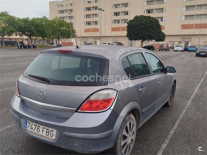 Usado Opel Astra Cosmo 100 CV (73 kW) 2006 Gris / plata Berlina