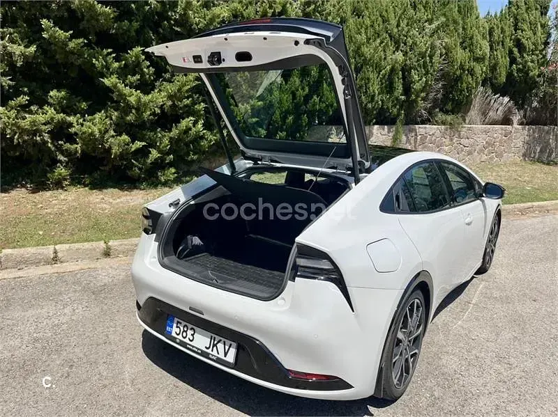 Usado Toyota Prius Luxury 122 CV (89 kW) 2022 Blanco Utilitario