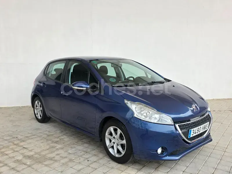 Usado Peugeot 208 Allure 95 CV (69 kW) 2012 Violeta / lila Utilitario
