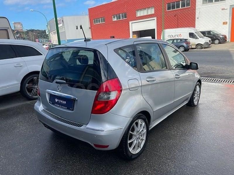 Usado Mercedes A180 Avantgarde 109 CV (80 kW) 2011 Gris / plata Monovolumen