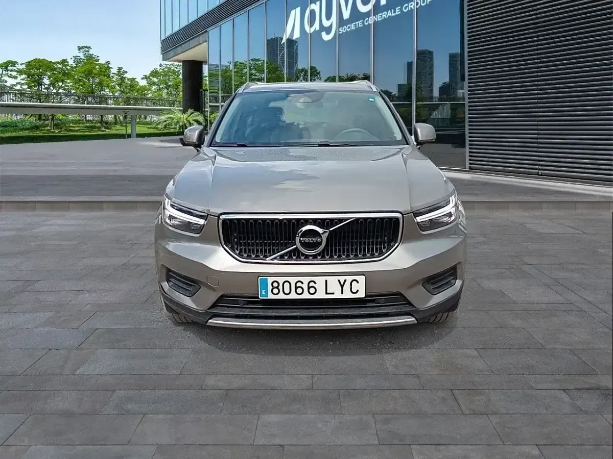 Käytetty Volvo XC40 Momentum 197 HP (144 kW) 2022 Harmaa Katumaasturi