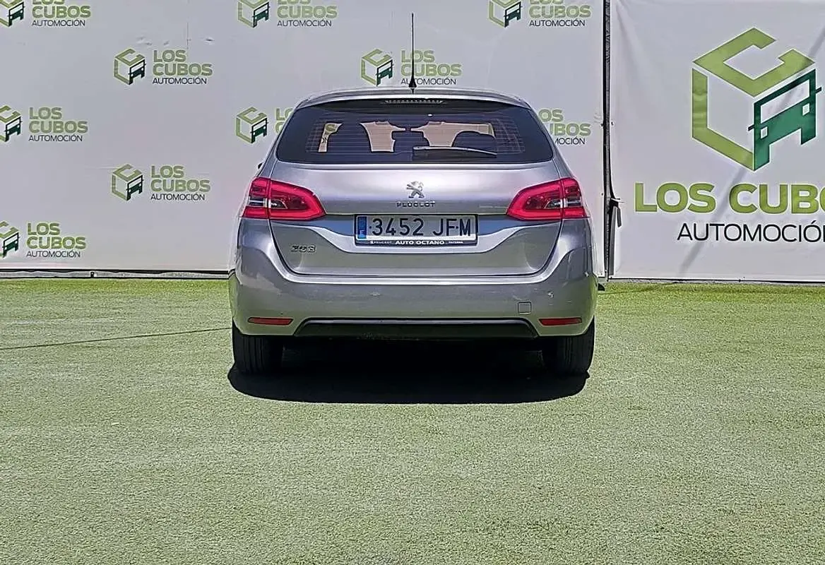Usado Peugeot 308 Allure 110 CV (80 kW) 2015 Gris Utilitario
