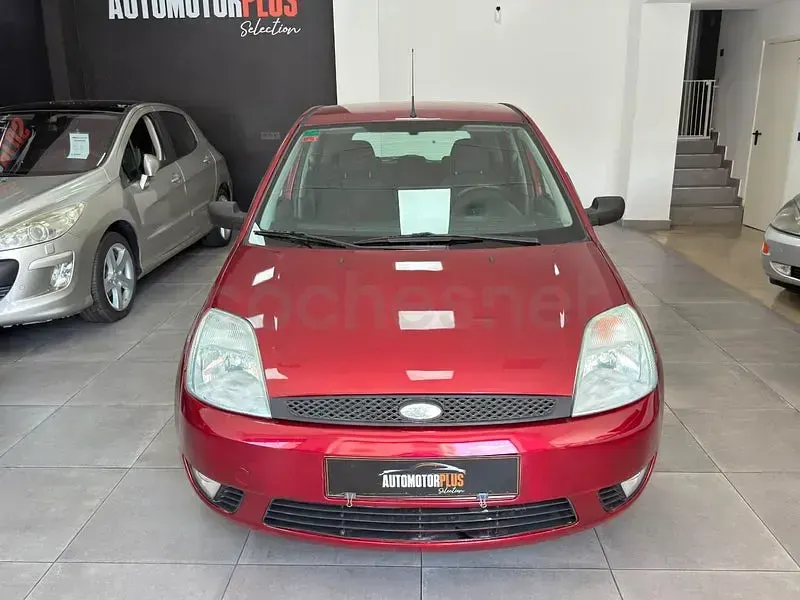Usado Ford Fiesta Ghia 80 CV (58 kW) 2003 Granate Utilitario