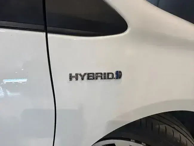 Usado Toyota Yaris Hybrid Active 100 CV (73 kW) 2019 Blanco Berlina