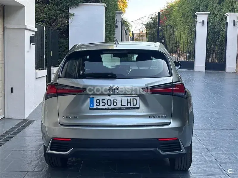 Usado Lexus NX300h Sport Line 197 CV (144 kW) 2020 Gris / plata SUV