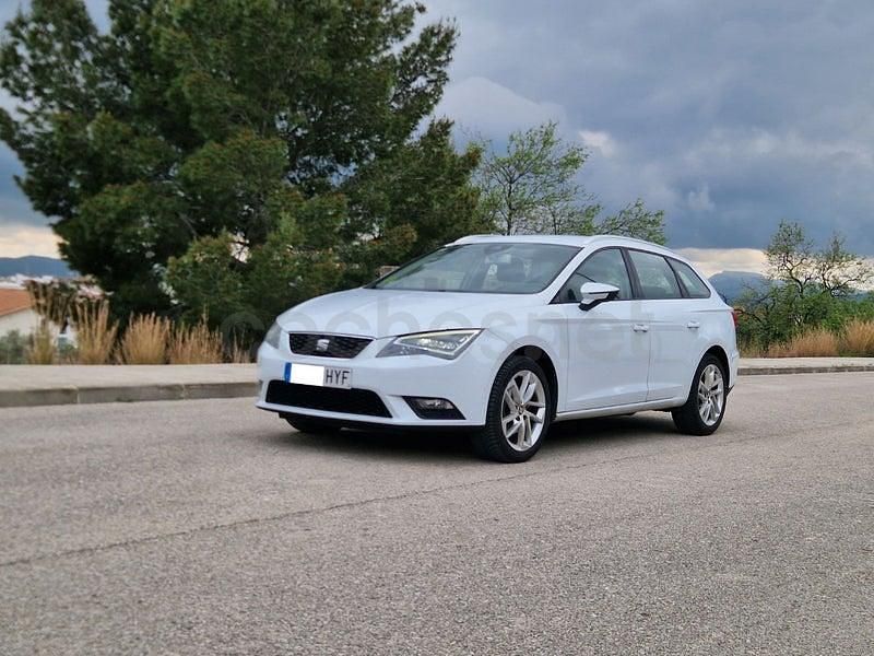 Usado Seat Leon Style 105 CV (77 kW) 2014 Blanco Familiar