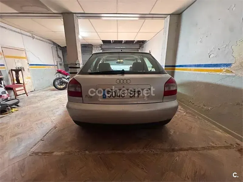Usado Audi A3 Ambition 101 CV (74 kW) 2001 Gris / plata Utilitario