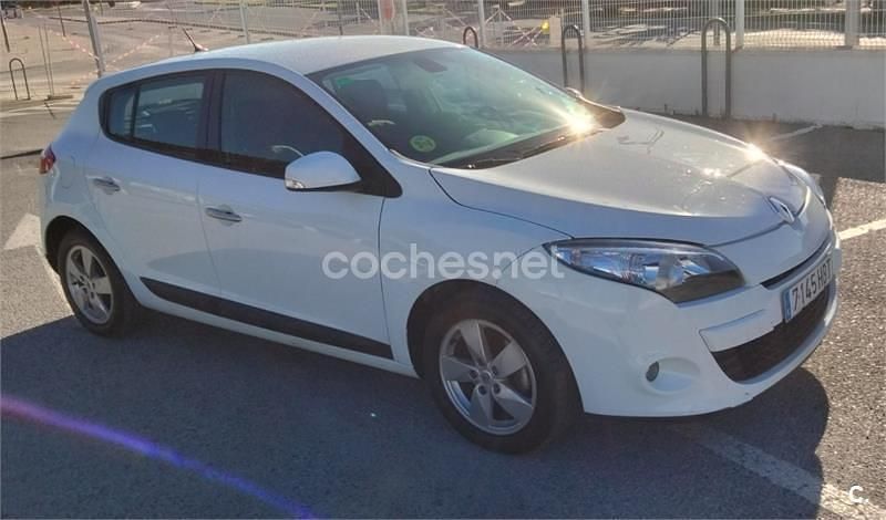 Usado Renault Mégane Dynamique 110 CV (80 kW) 2011 Blanco Berlina