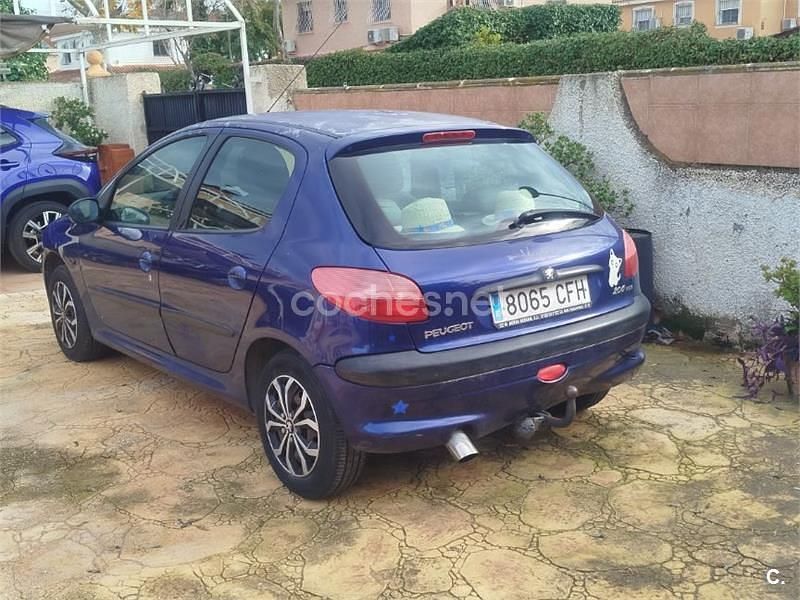 Usado Peugeot 206 70 CV (51 kW) 2003 Azul Berlina