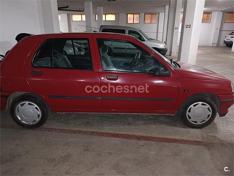 Usado Renault Clio 80 CV (58 kW) 1993 Rojo Berlina