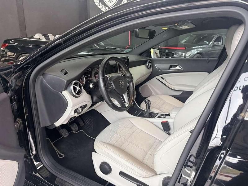 Usado Mercedes A180 Urban 109 CV (80 kW) 2015 Negro Utilitario
