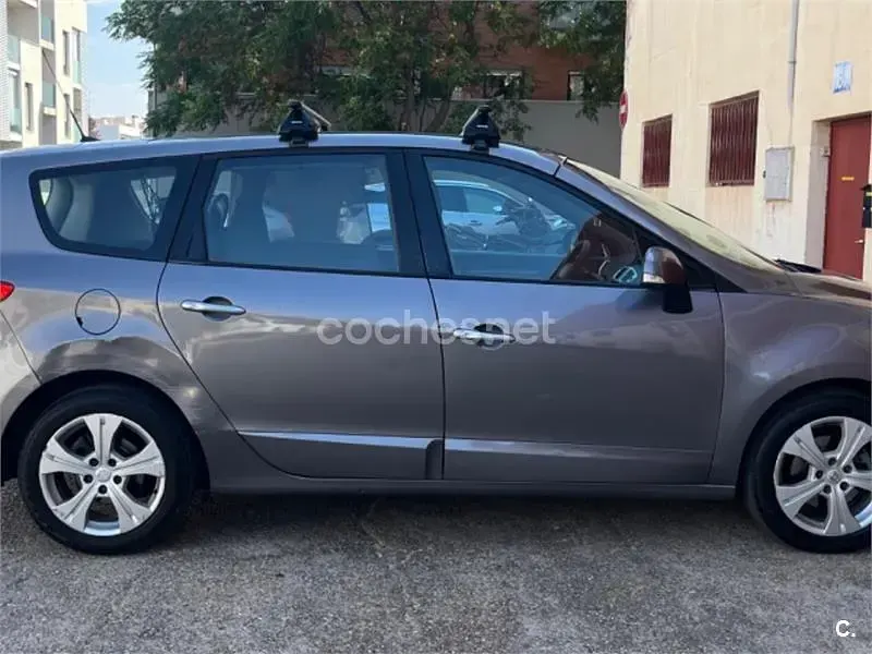 Usado Renault Scénic III Dynamique 110 CV (80 kW) 2010 Gris / plata Monovolumen