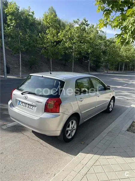 Usado Toyota Corolla Terra 110 CV (80 kW) 2002 Gris / plata Berlina