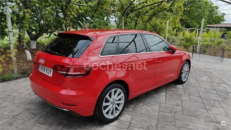 Usado Audi A3 Sport 116 CV (85 kW) 2018 Rojo Berlina