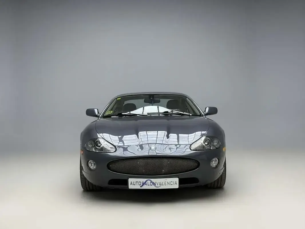 Usado Jaguar XK8 300 CV (220 kW) 2004 Gris Coupe
