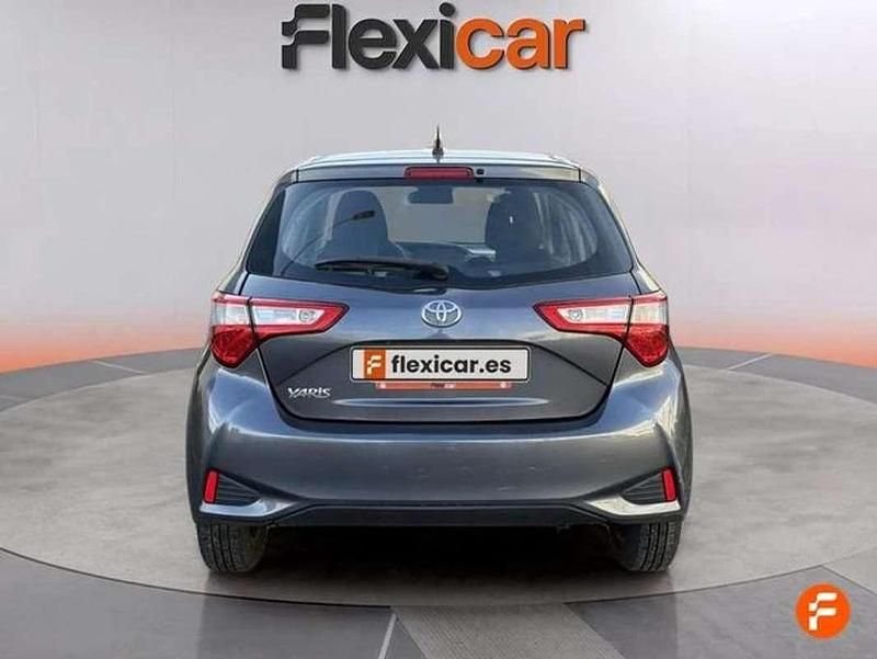 Usado Toyota Yaris Active 69 CV (50 kW) 2017 Gris Utilitario